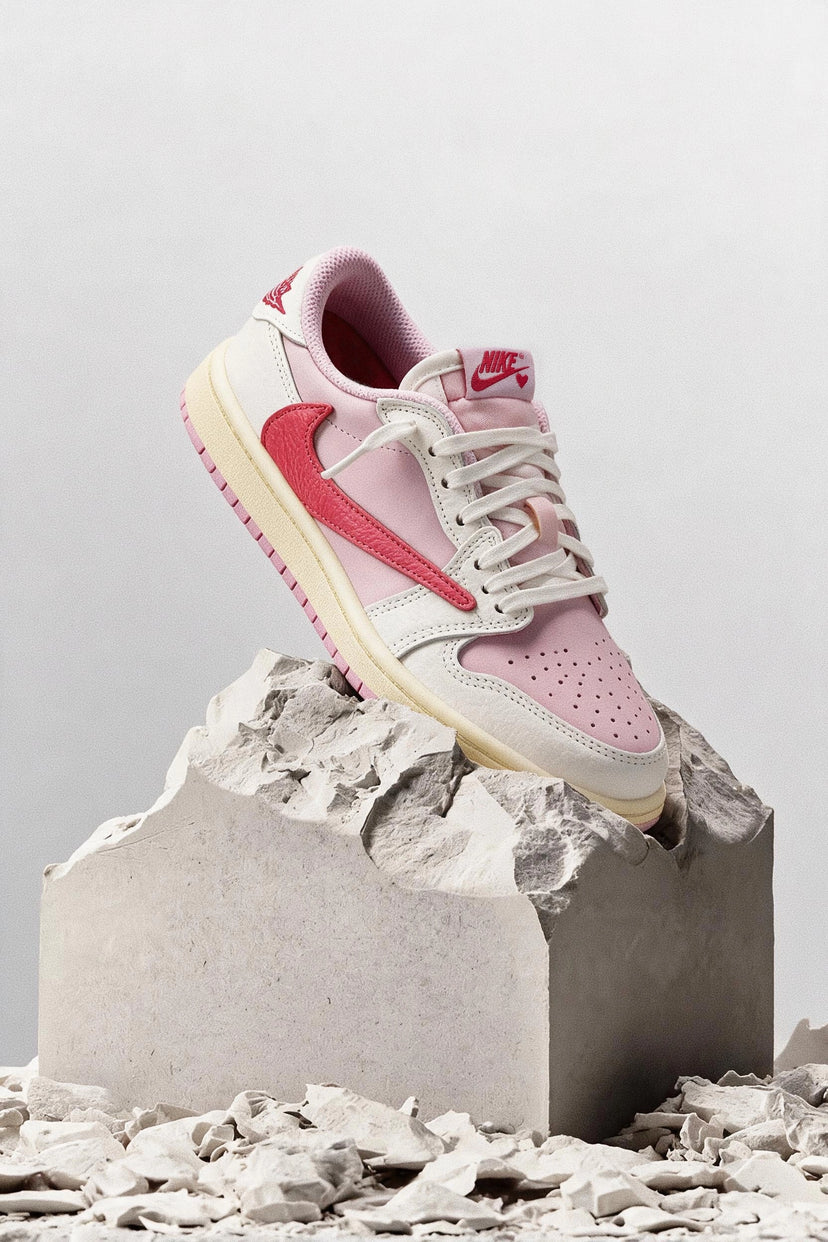 Air Jordan 1 Retro Low OG SP Travis Scott Sail Tropical Pink, sneakers rosa e rosse su un blocco di pietra
